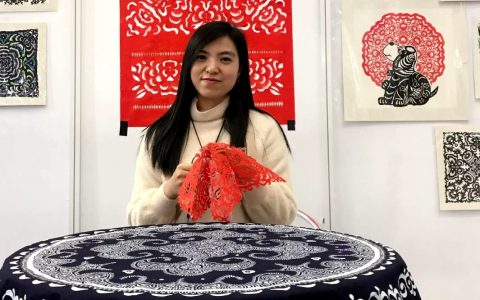 贵州剪纸非遗传承人岳红霞用自己的方式加入“战疫”行列