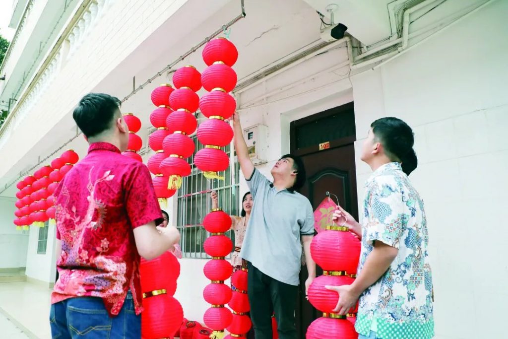 广西华侨学校6名印尼籍留学生就地过年