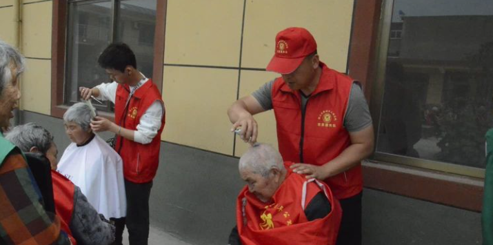 中国好人杨传武劳模工作室志愿者服务队，携爱心企业慰问老年公寓