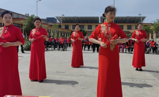 中国好人杨传武劳模工作室志愿者服务队，携爱心企业慰问老年公寓