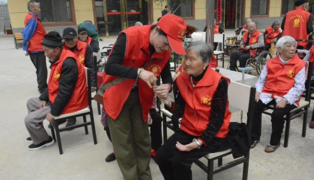 中国好人杨传武劳模工作室志愿者服务队，携爱心企业慰问老年公寓