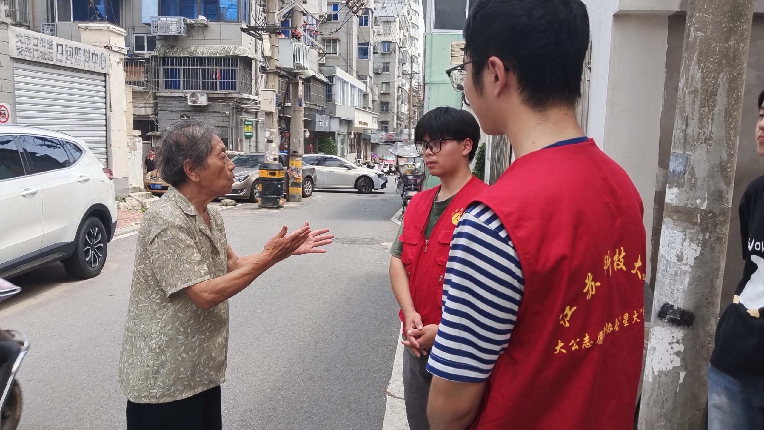 图为社区居民讲述亲身经历