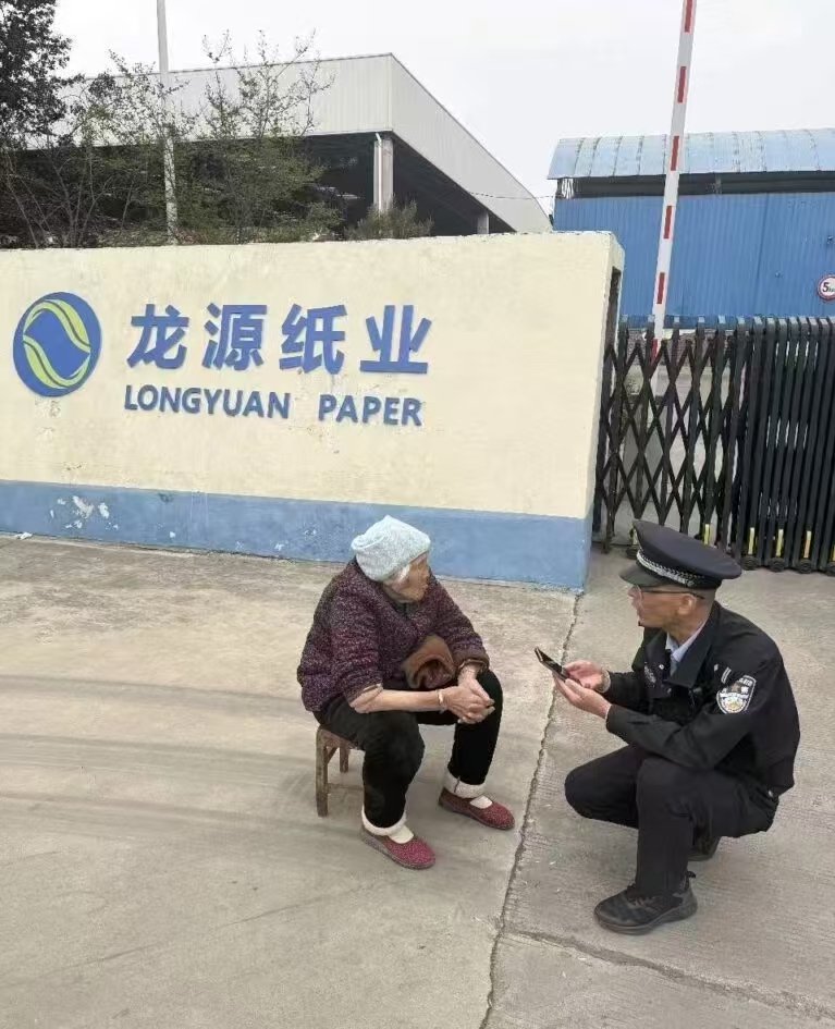 八旬老人迷途，太康警察热心救助