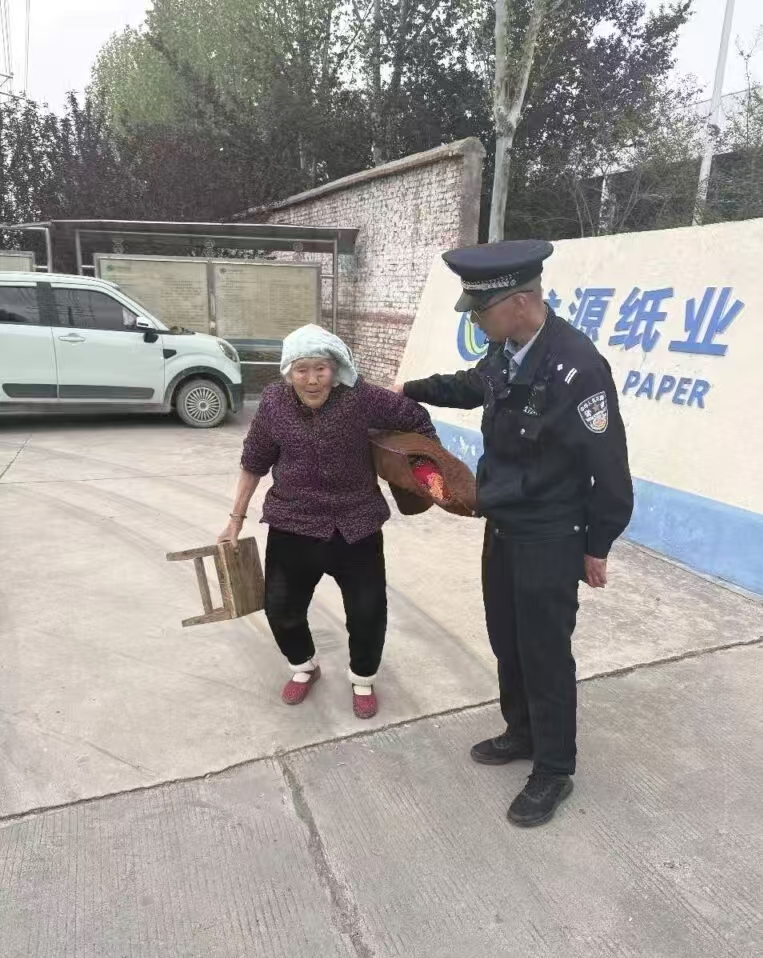 八旬老人迷途，太康警察热心救助